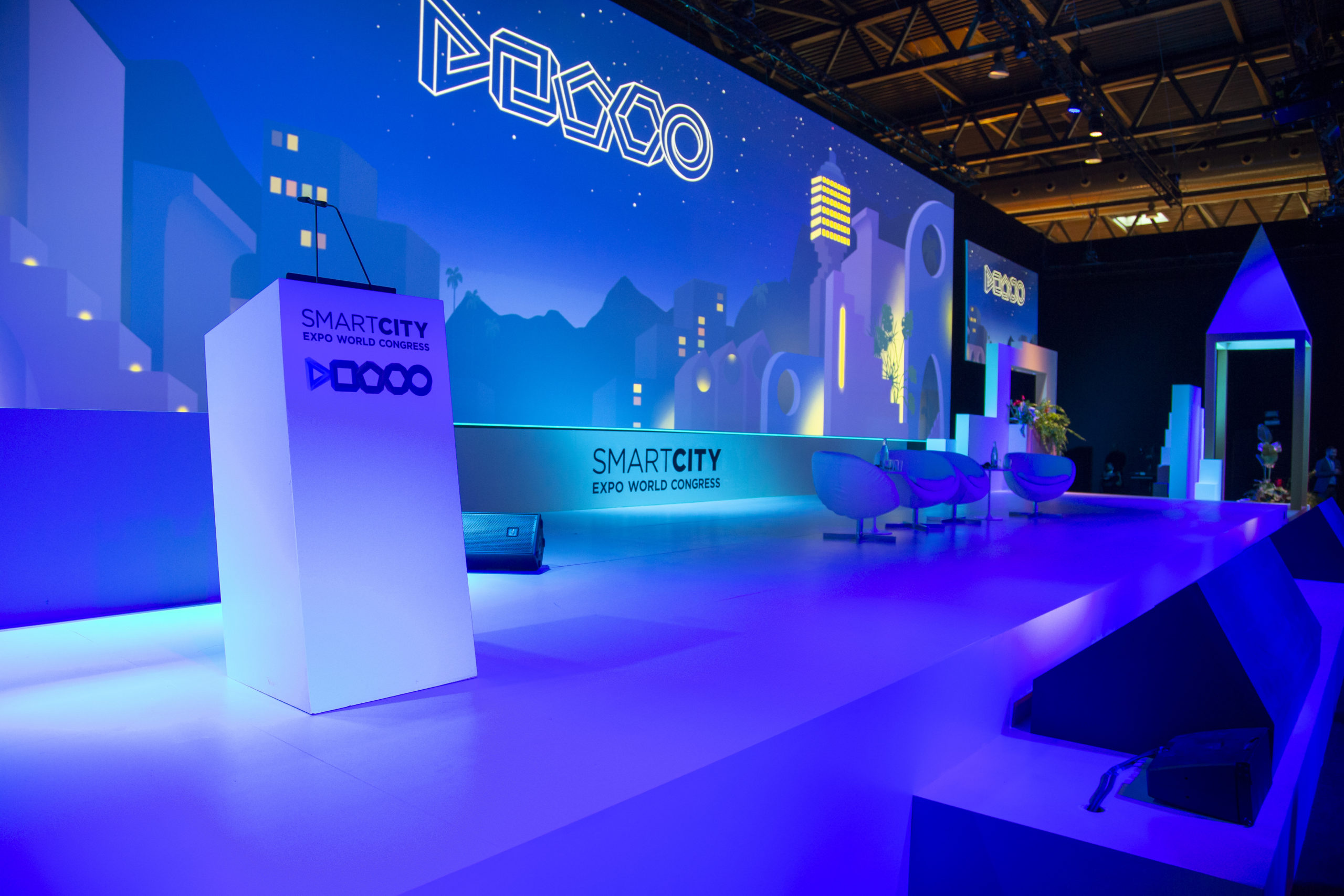 Estande projetado em congresso em Brasília, com fluxo de visitantes e iluminação técnica