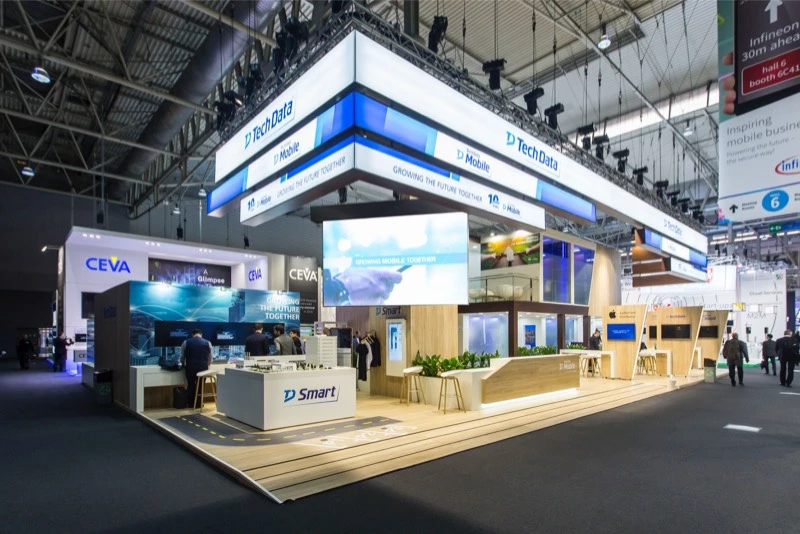Estande modular 24 m² com comunicação visual clara em Brasília