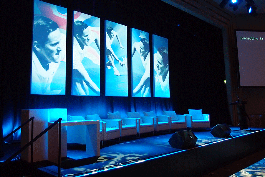 Evento institucional em Brasília — brasão e mesa solene