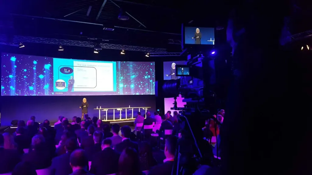 Premiação corporativa em Brasília — palco com pódio e backdrop fotográfico
