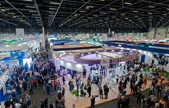 sinalização em três distâncias e iluminação de destaque em espaço expositivo com acessibilidade