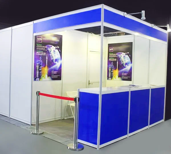 Estande modular com identidade visual aplicada, testeira e mobiliário