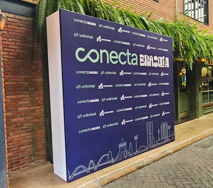 Backdrop premium em Brasília com estrutura oculta e aspecto de painel contínuo