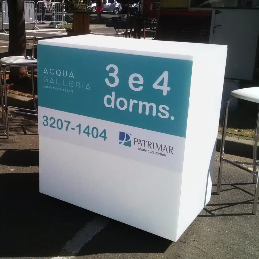 Balcão promocional com duas portas, 1 prateleira, chave