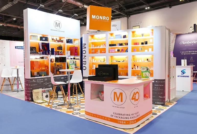 Exposição de produtos em estande de feira