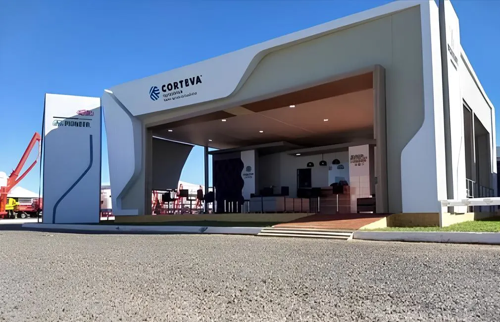 Estande em área aberta com cobertura e piso nivelado