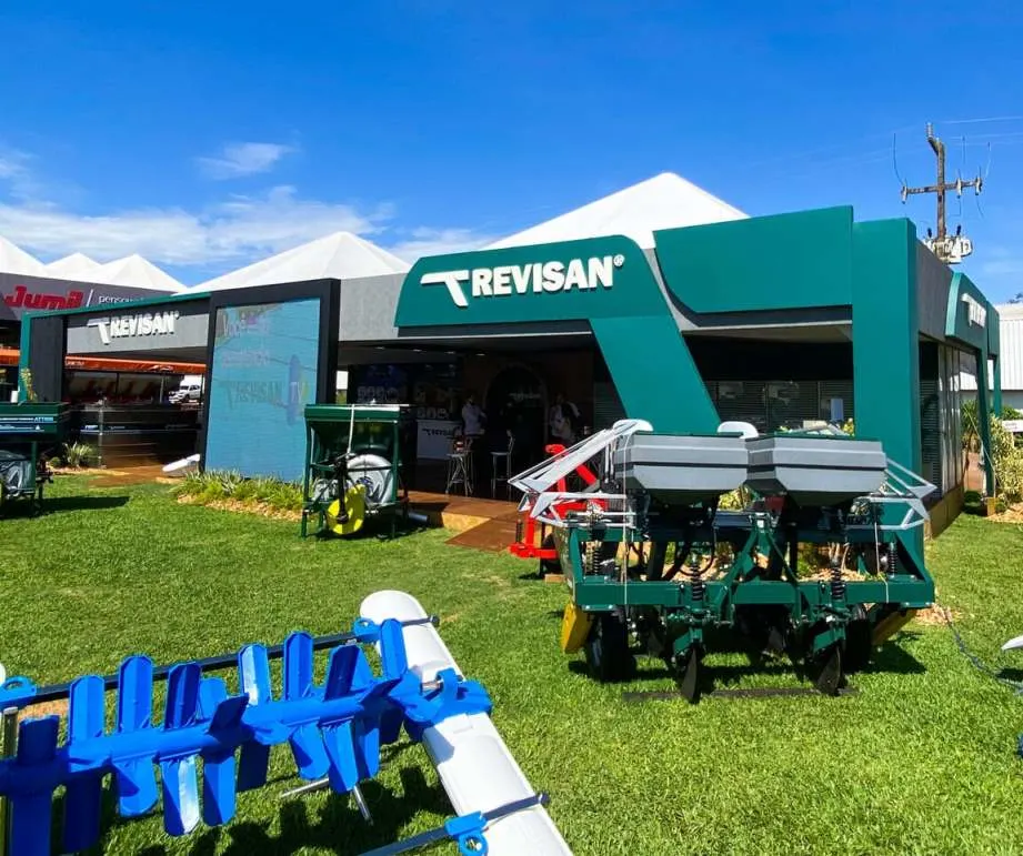 Estande agro em área aberta com cobertura, piso nivelado e comunicação resistente à chuva