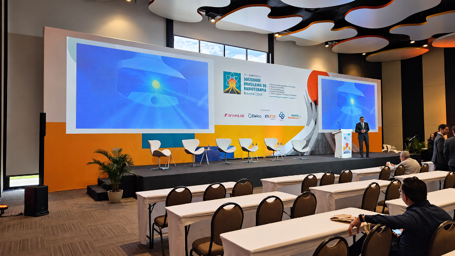 Palco principal do congresso SBRT 26 no Royal Tulip Brasília, com cenografia executada pela Mobicom